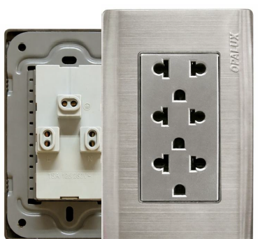 TOMACORRIENTE METÁLICO UNIVERSAL TRIPLE CON CONEXIÓN A TIERRA